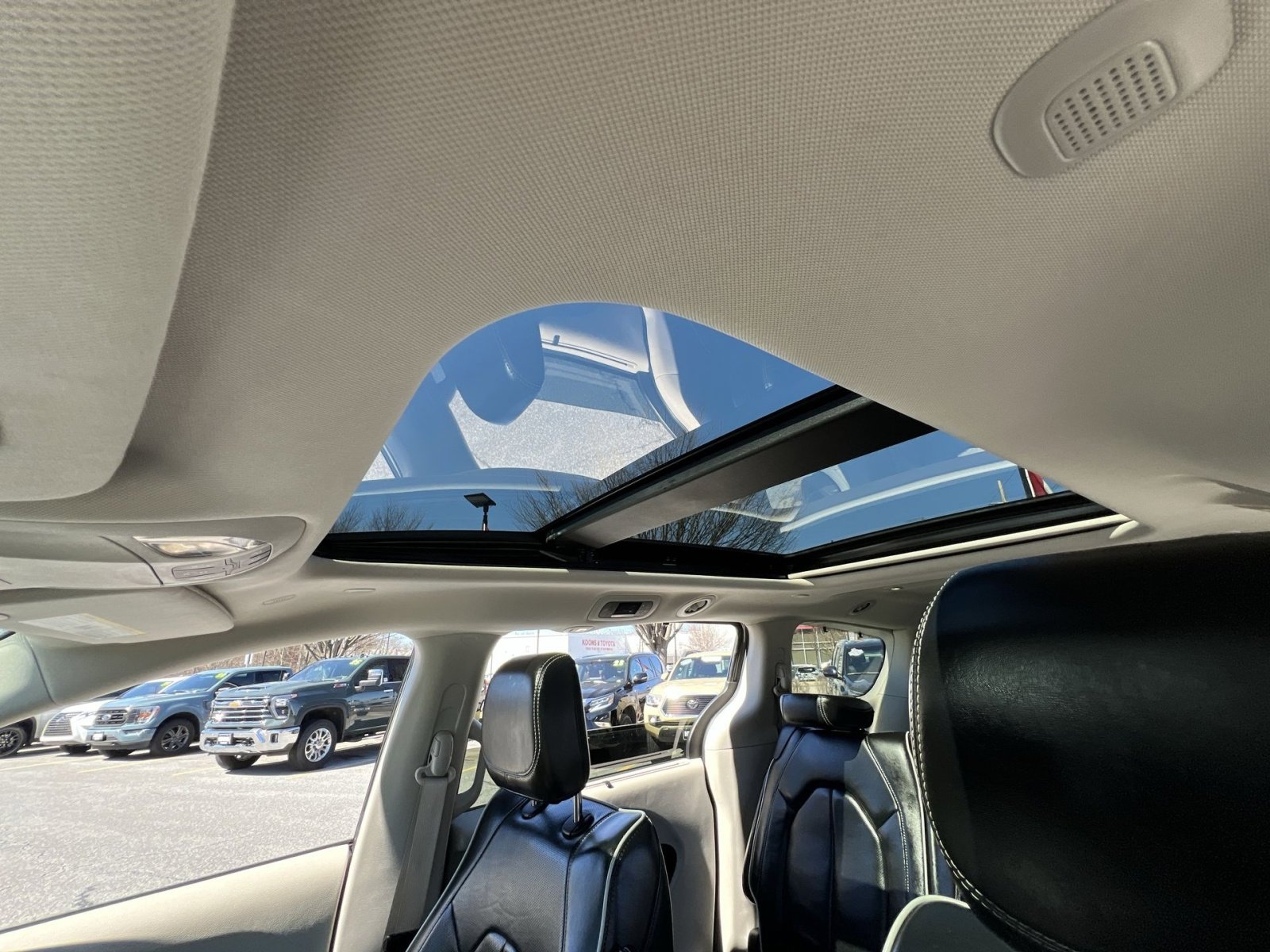 Used 2022 Chrysler Pacifica Limited image 24