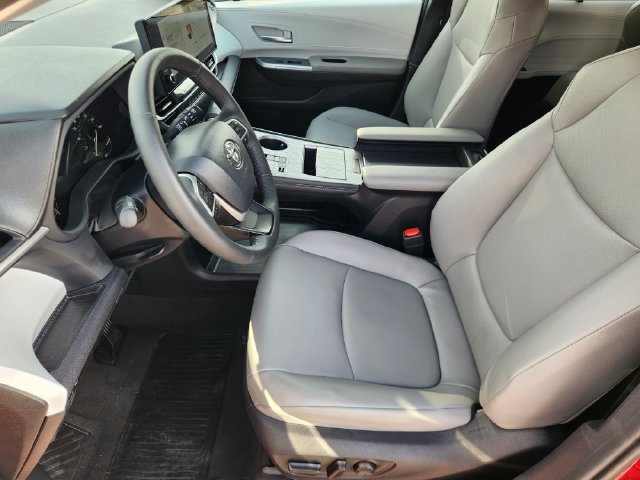Used 2026 Toyota Sienna XLE FWD image 13