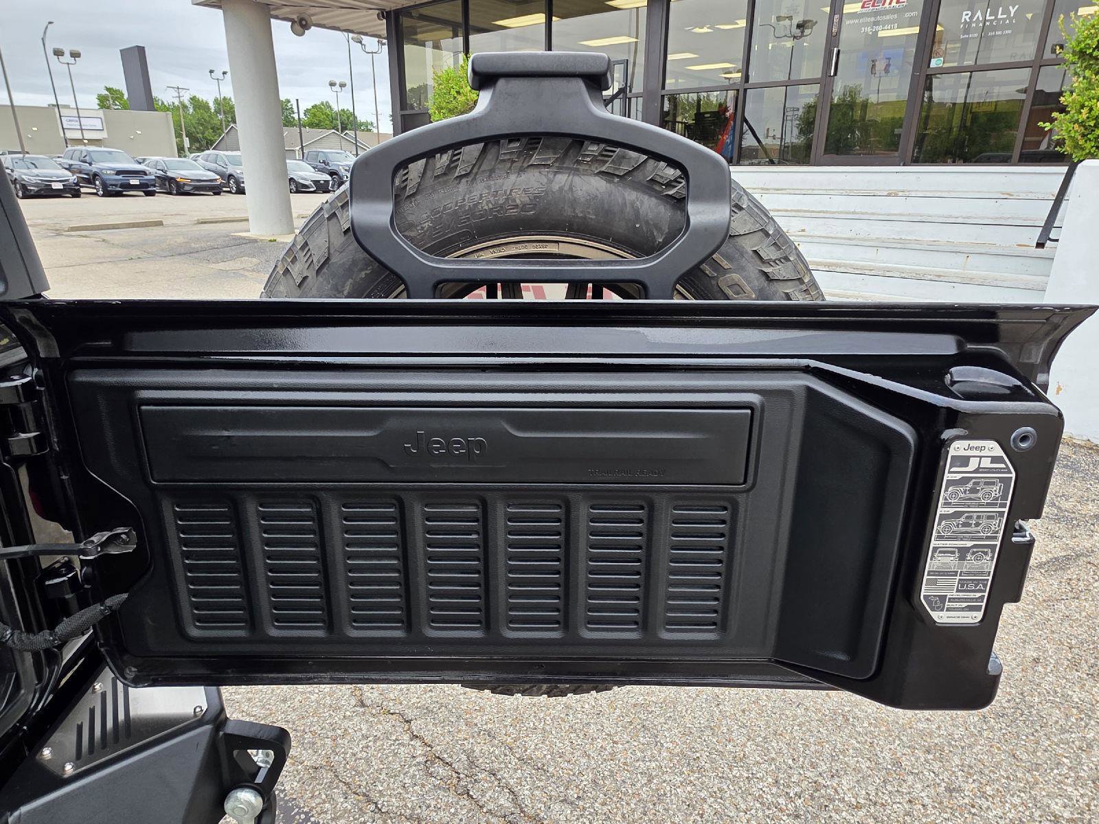 Used 2018 Jeep Wrangler Unlimited Sahara w/ Dual Top Group AWD/4WD image 28
