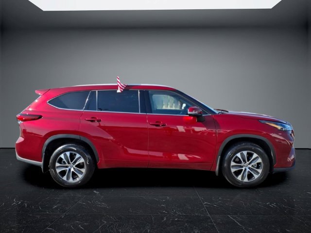 Used 2022 Toyota Highlander XLE AWD/4WD image 2