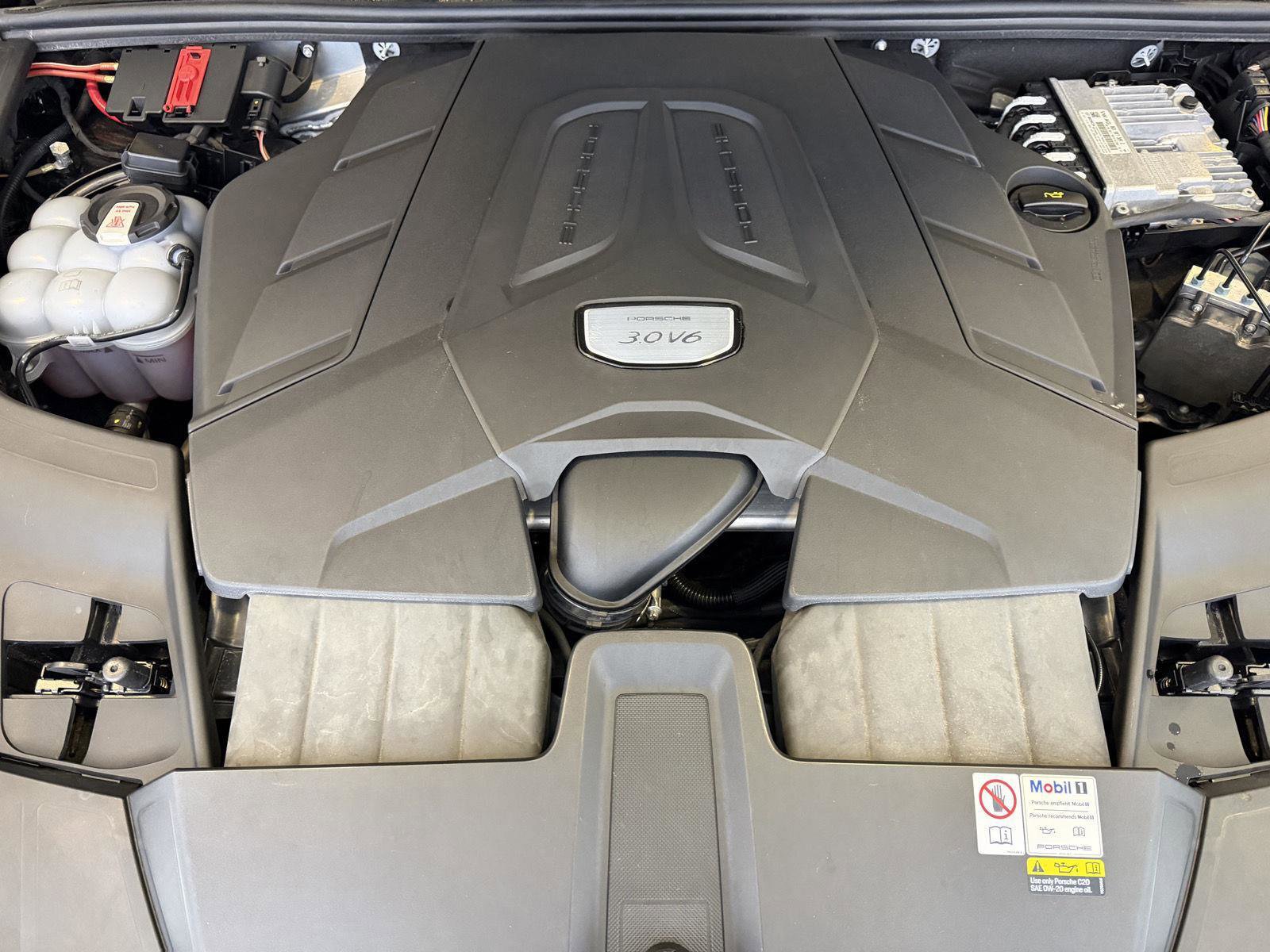 Certified 2023 Porsche Cayenne Platinum Edition image 27