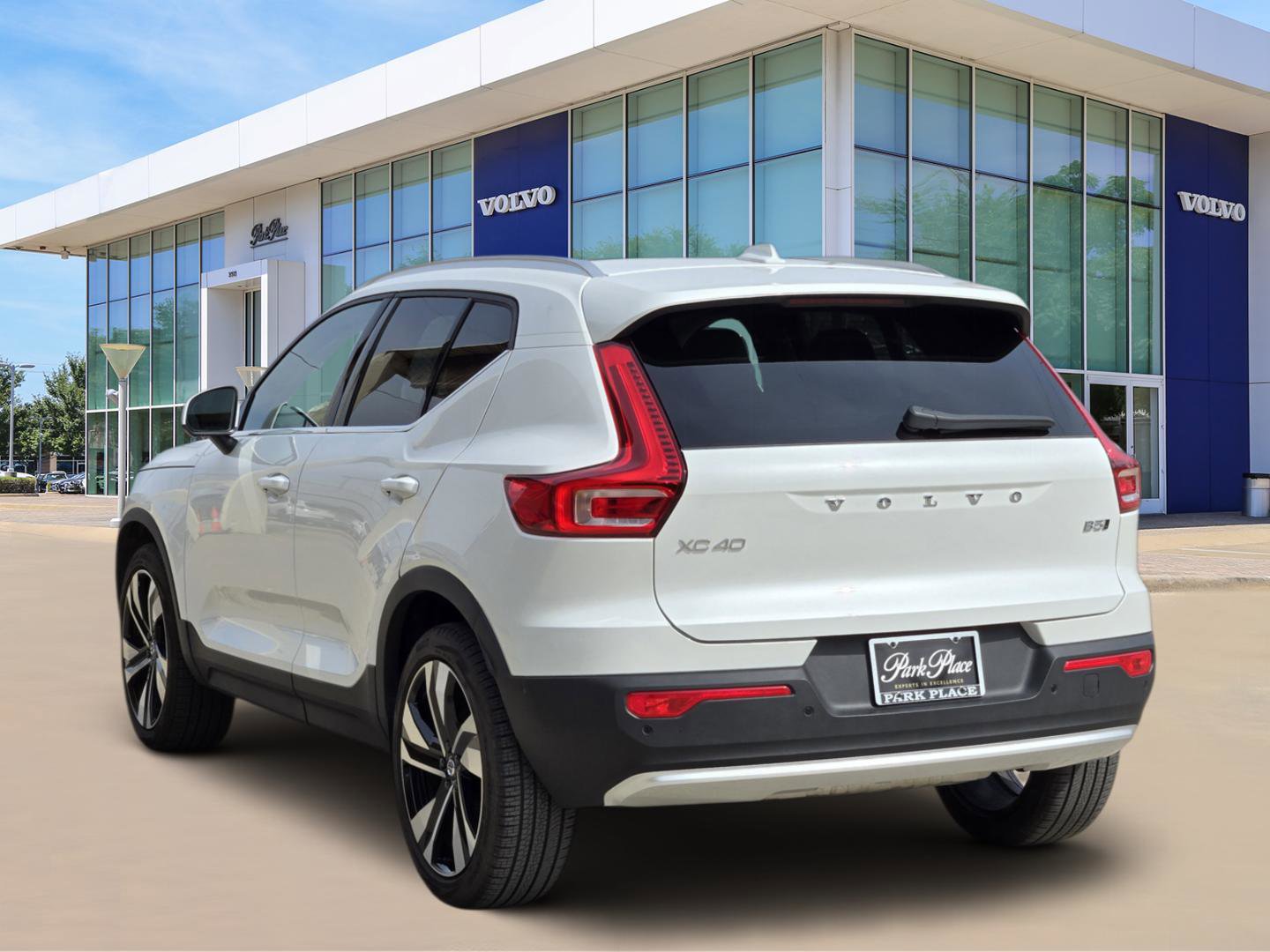 Used 2025 Volvo XC40 B5 Plus w/ Protection Package Premier image 4