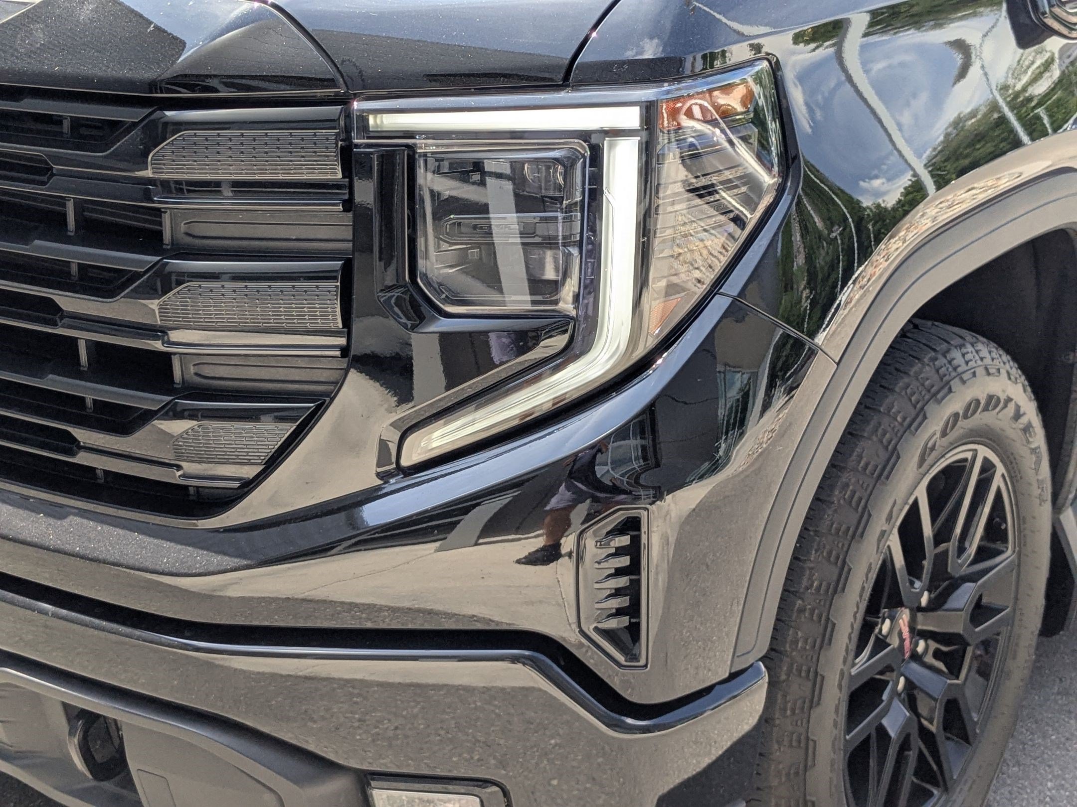 Used 2024 GMC Sierra 1500 Elevation w/ Preferred Package AWD/4WD image 9