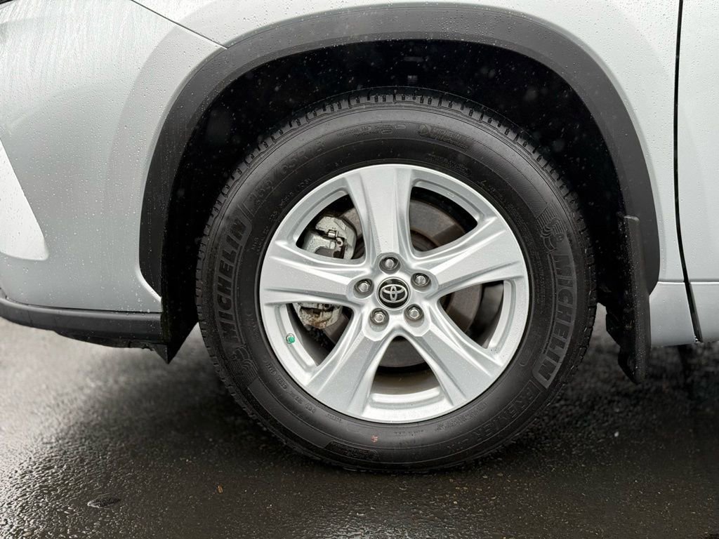 Used 2023 Toyota Highlander LE image 9