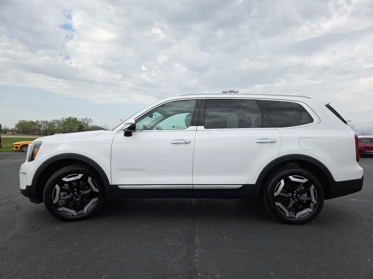Used 2025 Kia Telluride S FWD image 17