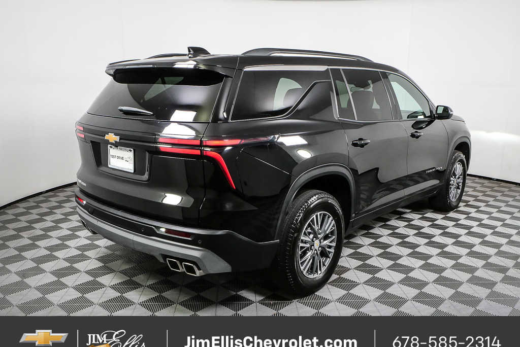 Used 2025 Chevrolet Traverse LT FWD image 3