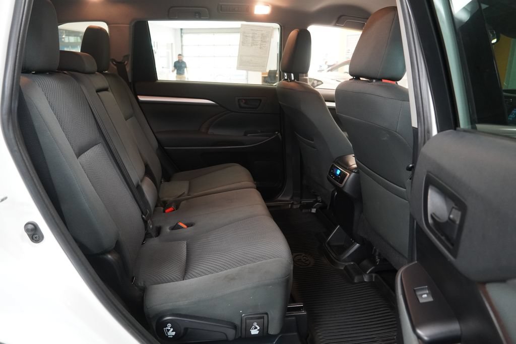 Used 2019 Toyota Highlander LE AWD/4WD image 31