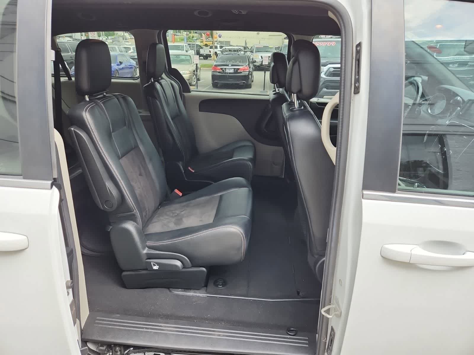 Used 2020 Dodge Grand Caravan SXT FWD image 24