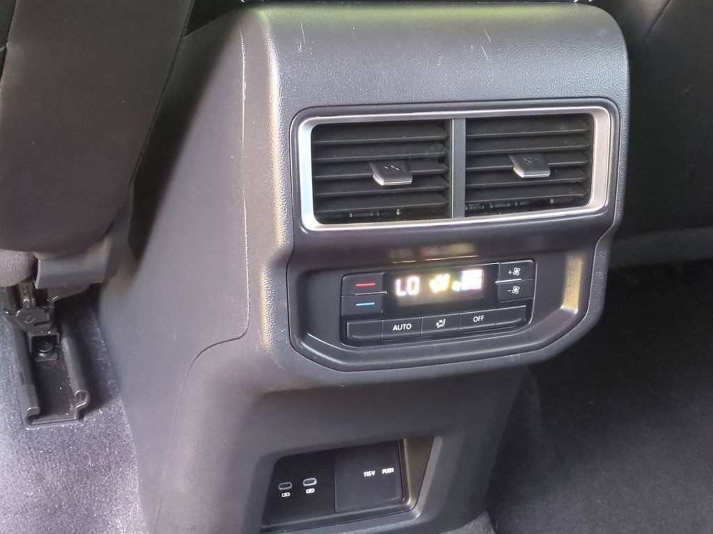 Used 2024 Volkswagen Atlas SE AWD/4WD image 25
