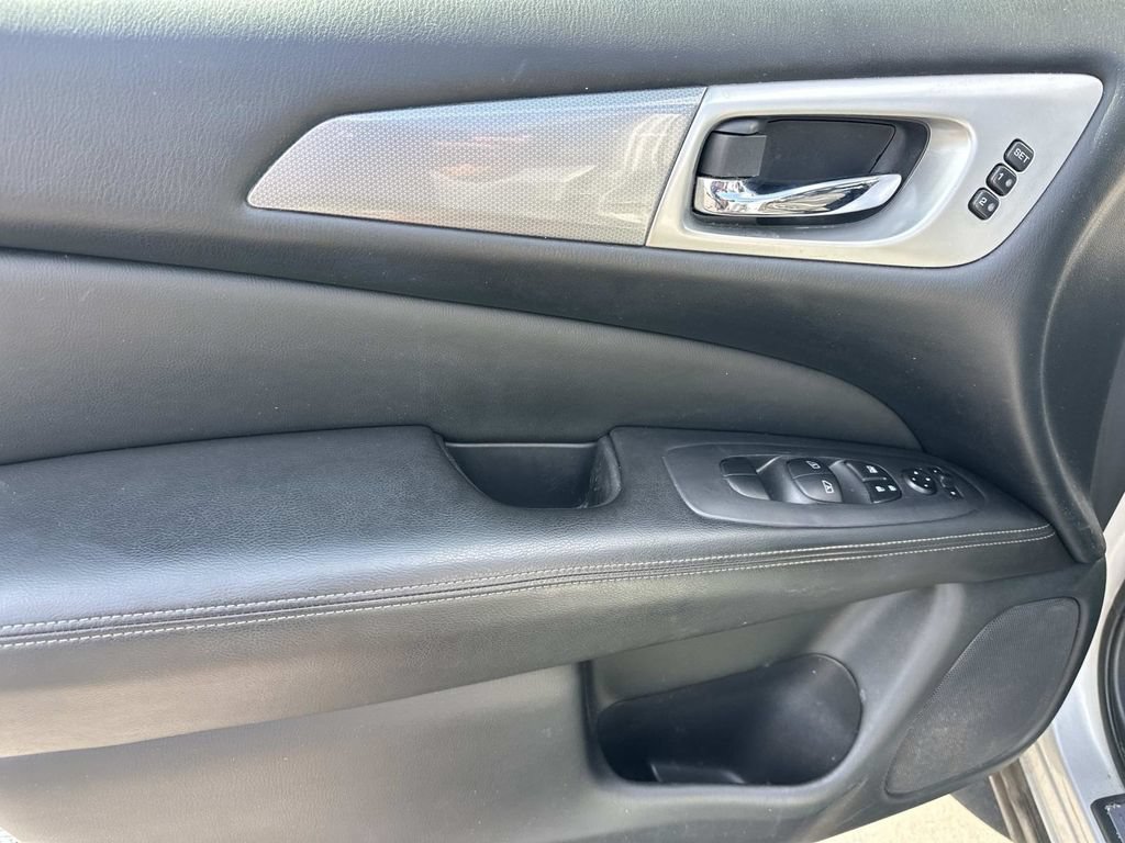 Used 2019 Nissan Pathfinder SL FWD image 16