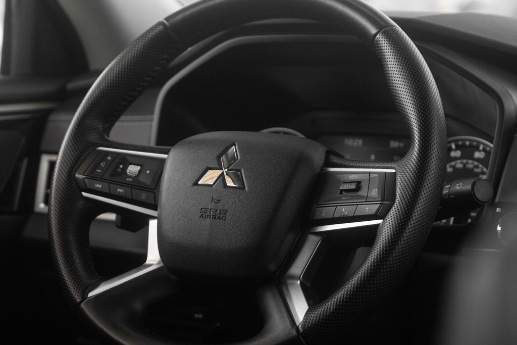 Used 2024 Mitsubishi Outlander SE Black Edition image 28