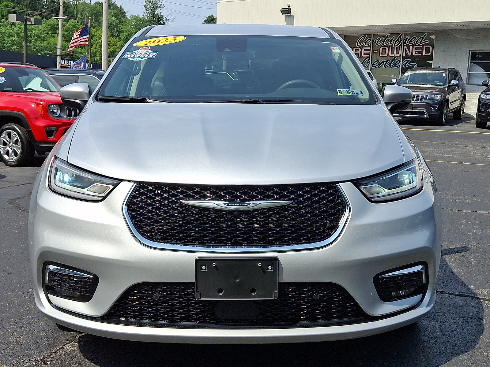 Used 2023 Chrysler Pacifica Touring-L AWD/4WD image 2