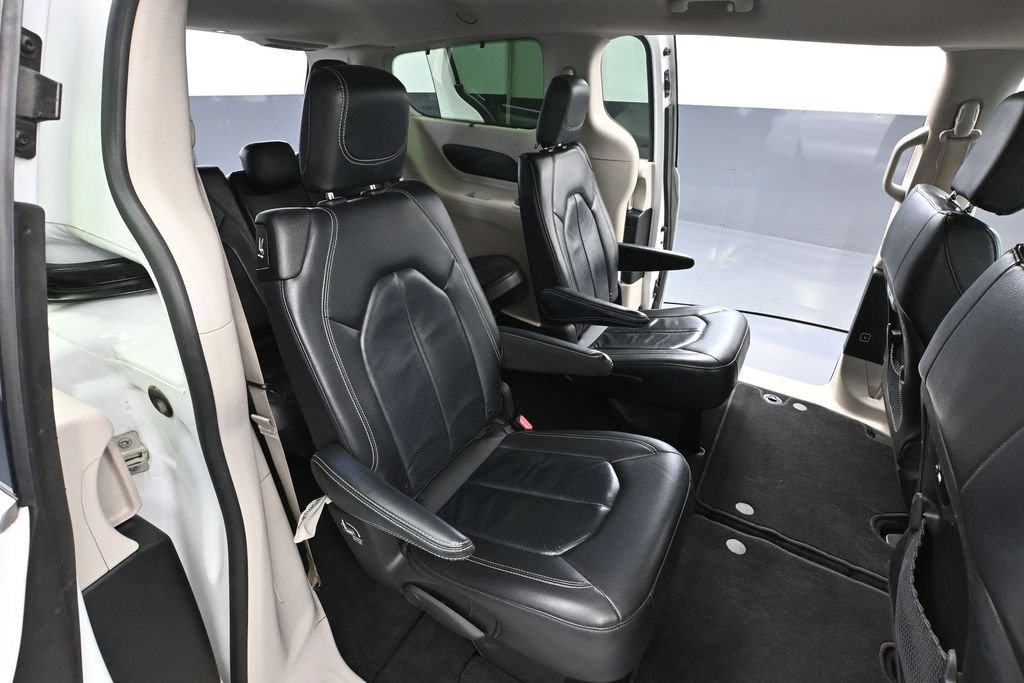 Used 2022 Chrysler Pacifica Touring-L FWD image 43