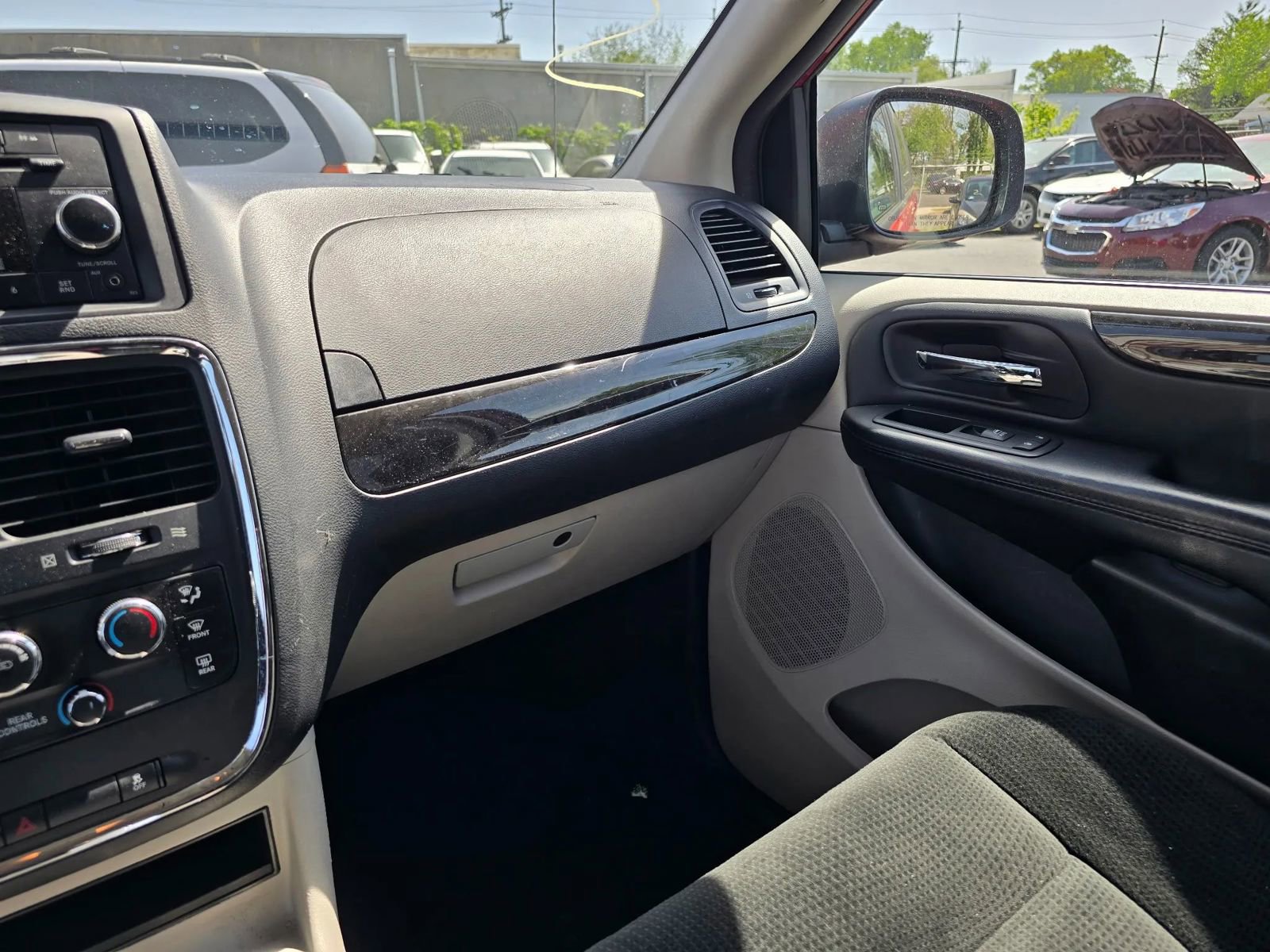 Used 2016 Dodge Grand Caravan SXT w/ Rear Park Assist Package FWD image 9
