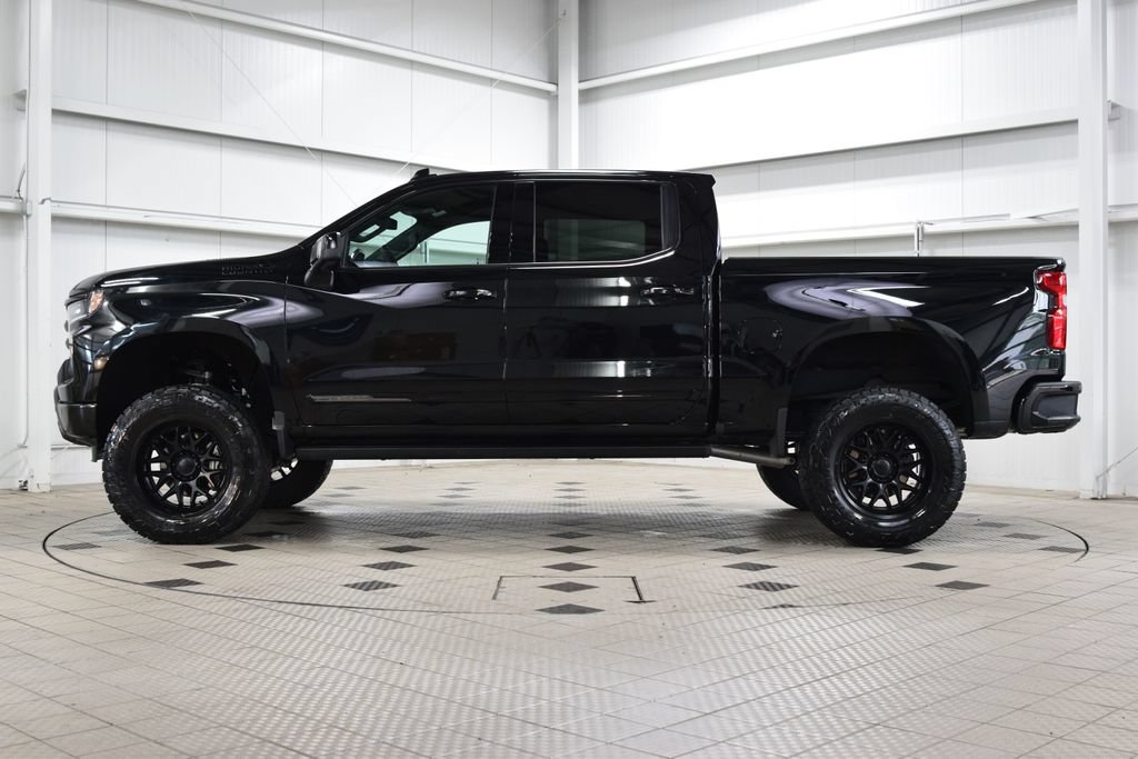 Used 2025 Chevrolet Silverado 1500 High Country w/ Midnight Edition AWD/4WD image 4