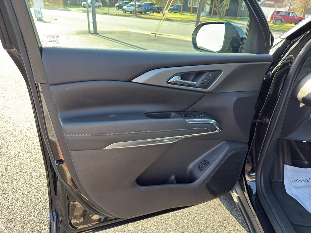 Used 2025 Chevrolet Traverse LT image 14