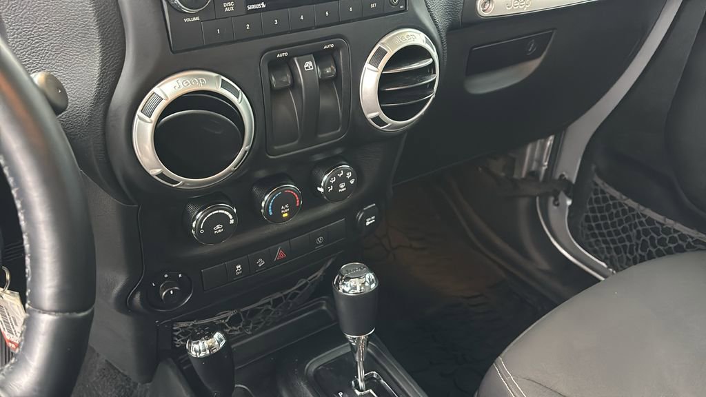 Used 2017 Jeep Wrangler Sahara image 21