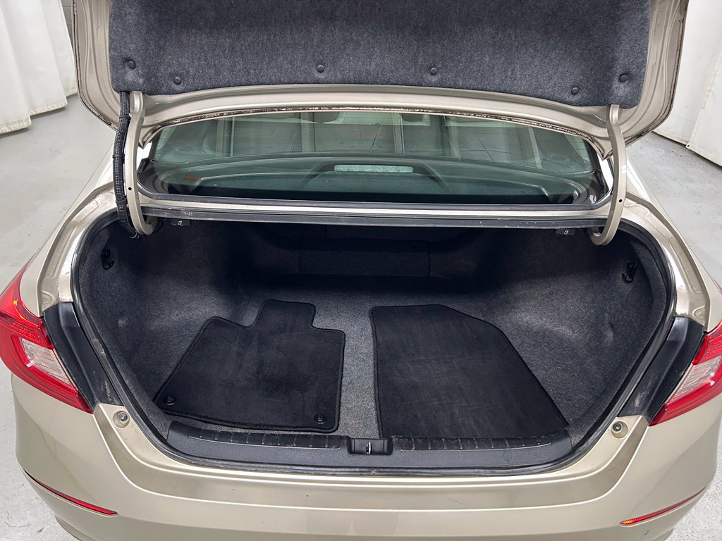 Used 2018 Honda Accord EX image 11