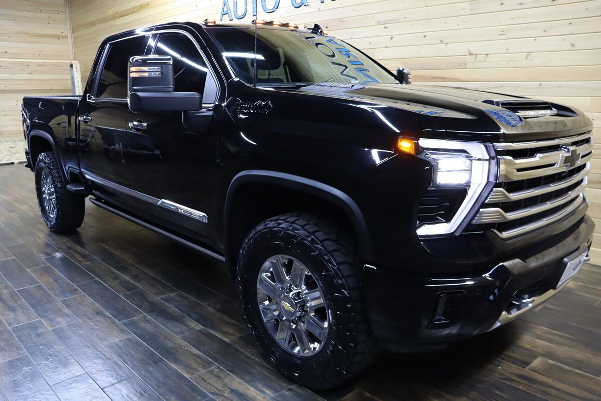 Used 2024 Chevrolet Silverado 2500 High Country w/ High Country Premium Package AWD/4WD image 2