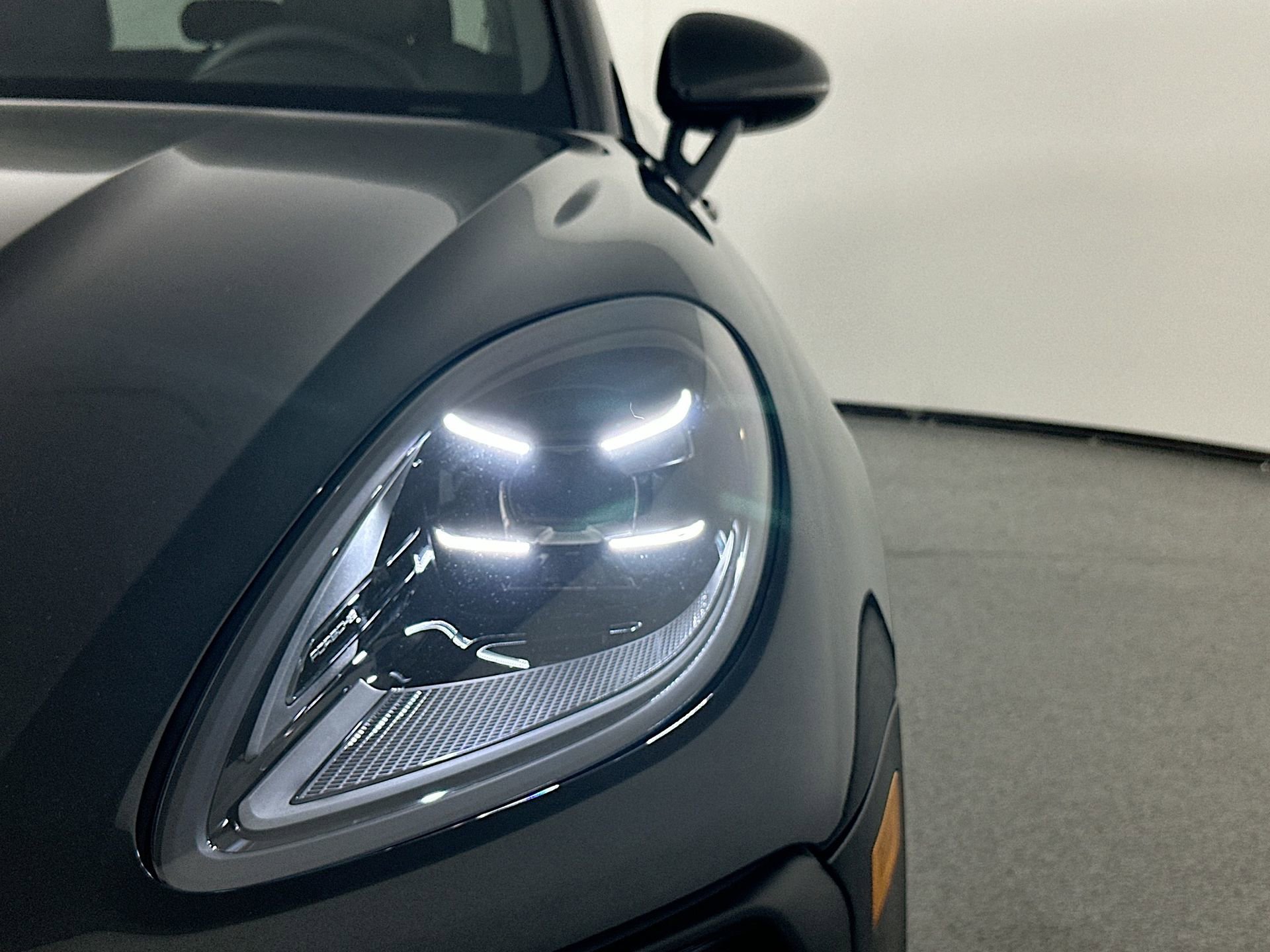 Certified 2025 Porsche Macan image 15