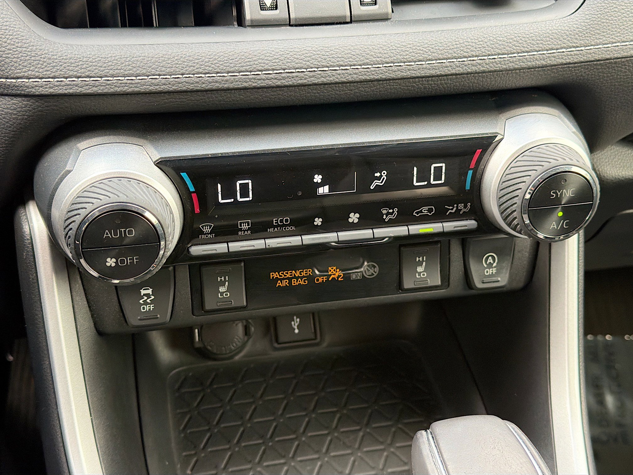 Used 2021 Toyota RAV4 XLE Premium image 34