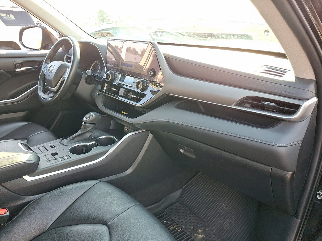 Used 2023 Toyota Highlander XLE image 11
