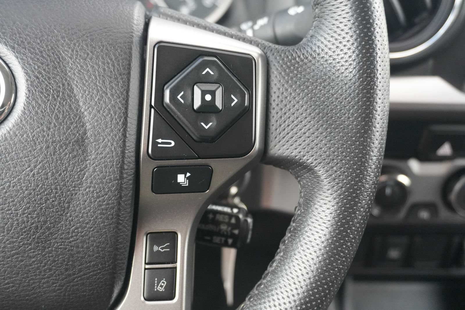 Used 2021 Toyota Tacoma SR5 AWD/4WD image 28