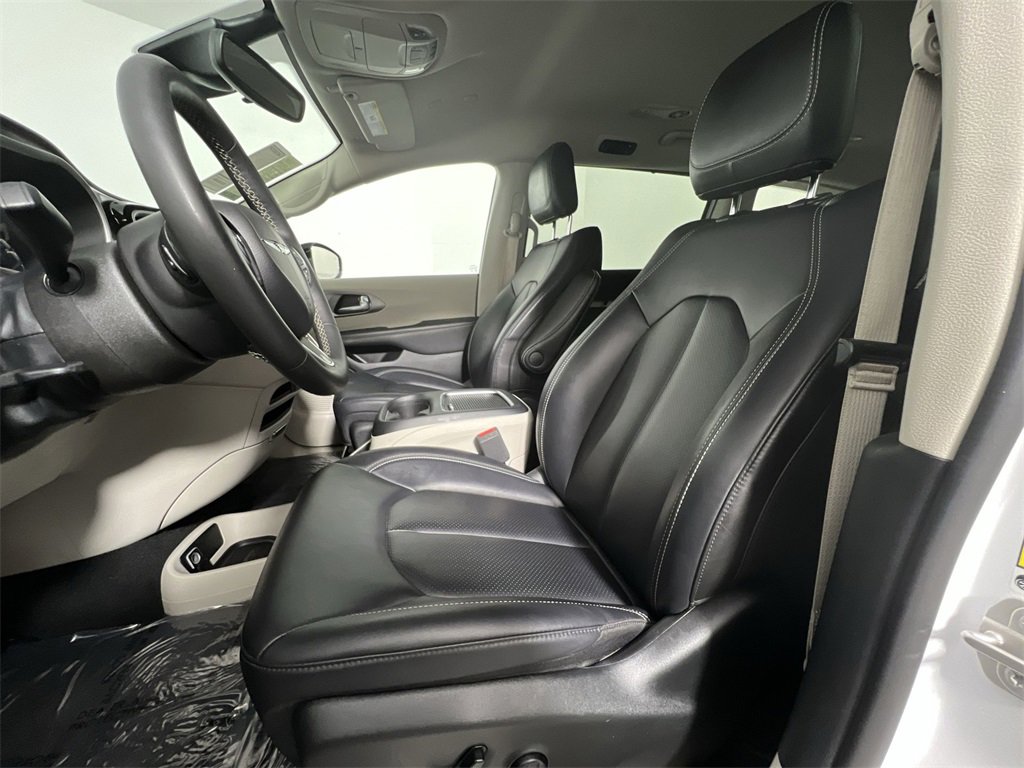 Used 2024 Chrysler Pacifica Touring-L image 13