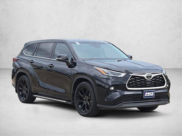 Used 2024 Toyota Highlander LE FWD image 3