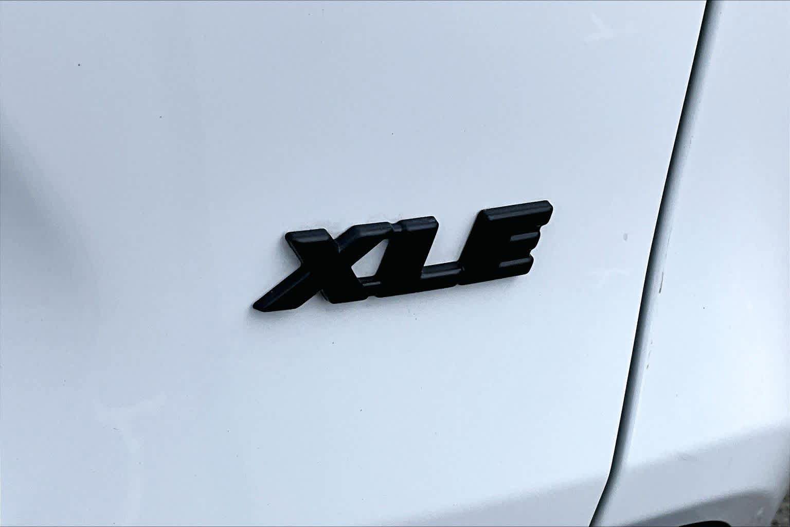 Used 2021 Toyota RAV4 XLE w/ Carpet Mat Package (TMS) FWD image 9