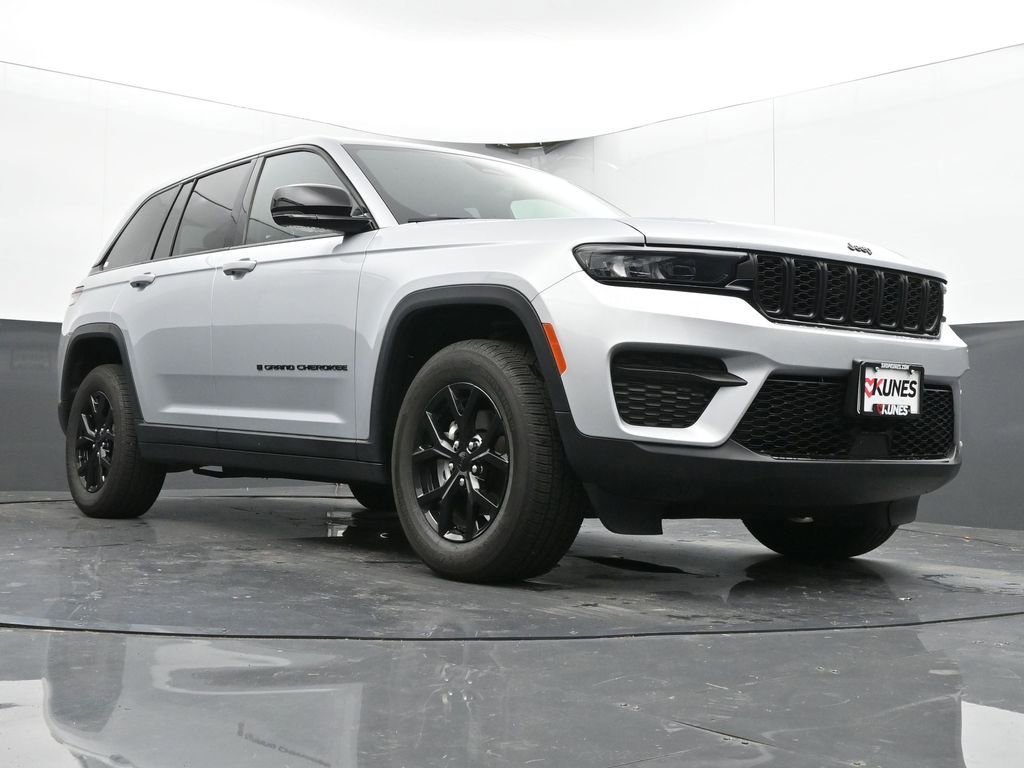 Used 2024 Jeep Grand Cherokee Altitude image 45