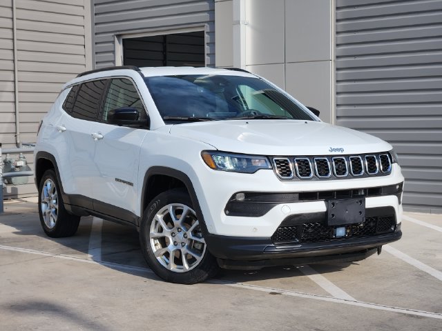 Used 2024 Jeep Compass Latitude AWD/4WD image 2