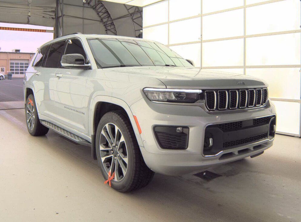 Used 2022 Jeep Grand Cherokee L Overland w/ MOPAR Finishing Package AWD/4WD image 3