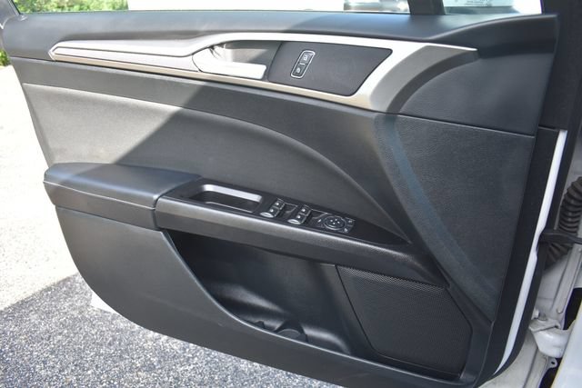 Used 2017 Ford Fusion SE FWD image 31