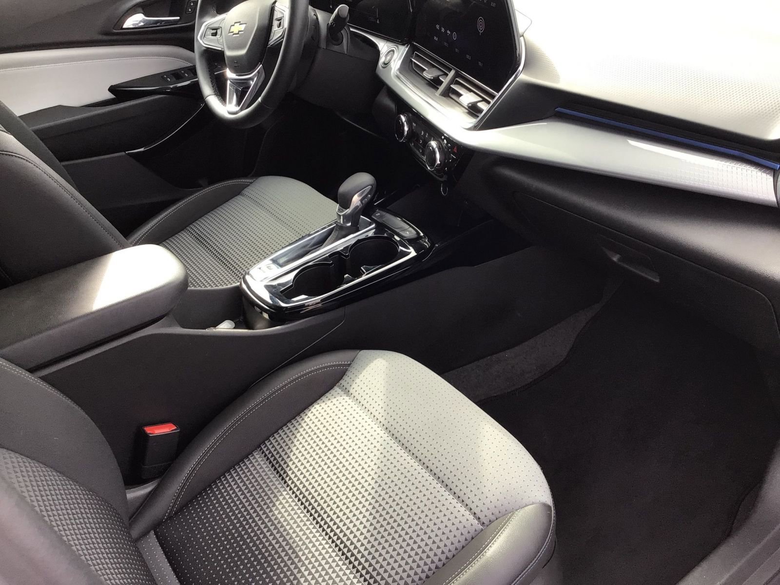 Used 2025 Chevrolet Trax LT w/ LT Convenience Package image 25