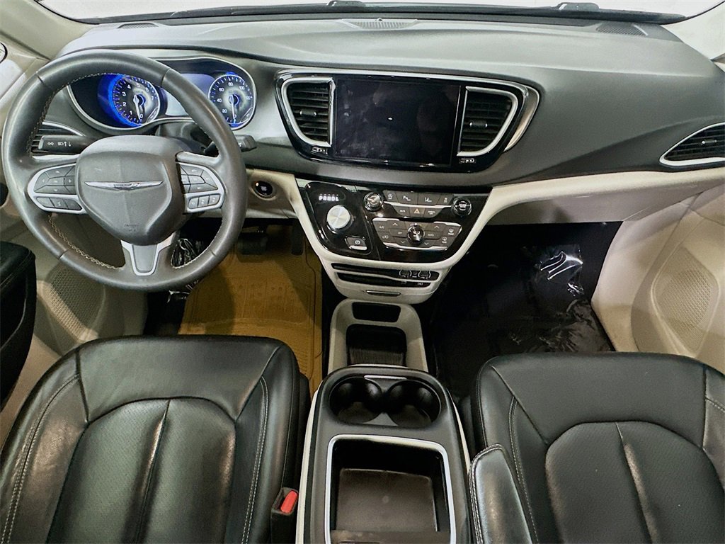 Used 2022 Chrysler Pacifica Touring-L image 17