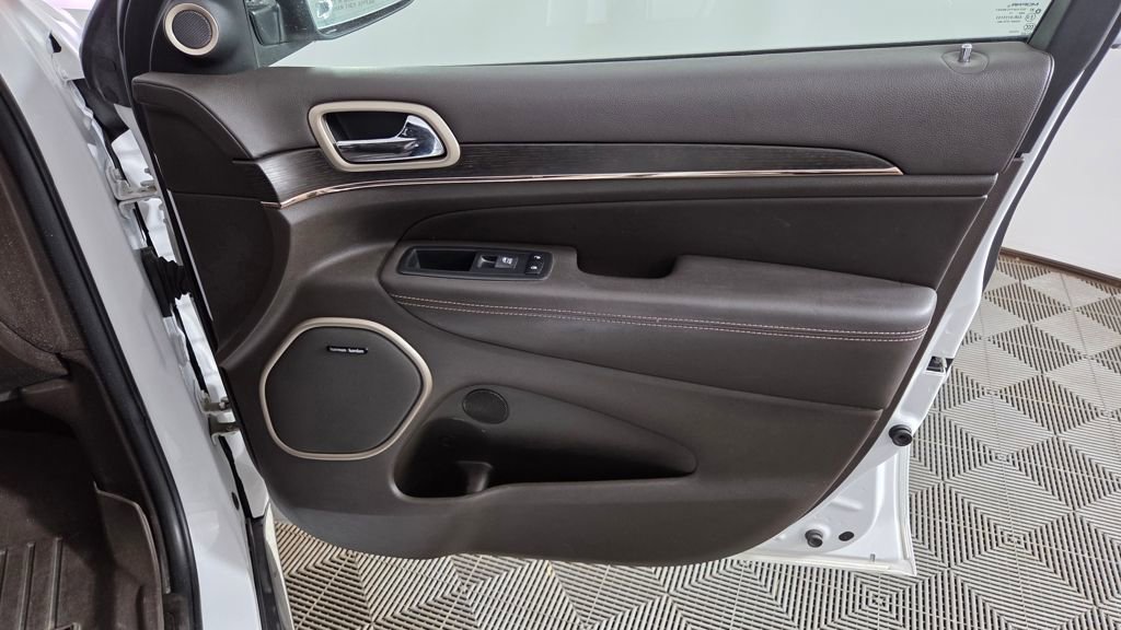 Used 2017 Jeep Grand Cherokee Summit image 36