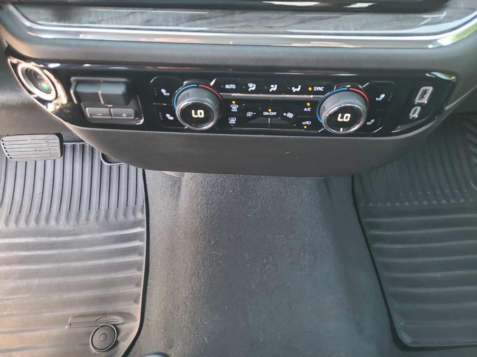 Used 2025 Chevrolet Silverado 3500 LTZ AWD/4WD image 25