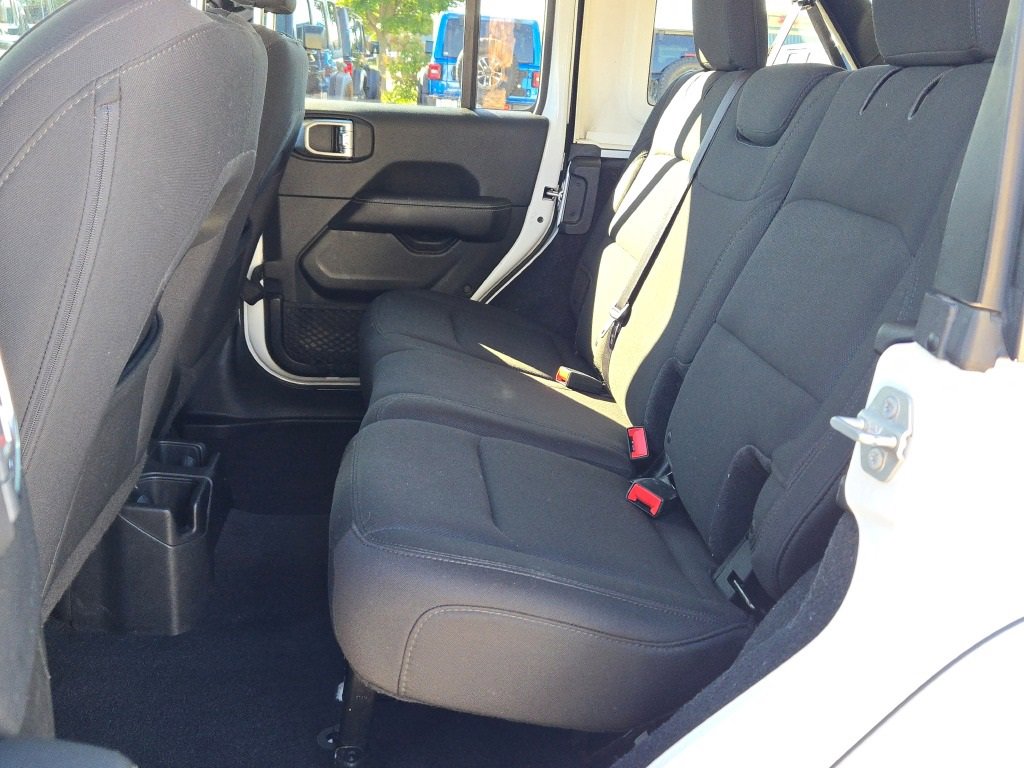 Used 2018 Jeep Wrangler Unlimited Sahara w/ Cold Weather Group image 18