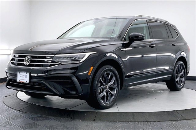 Used 2023 Volkswagen Tiguan SE image 2