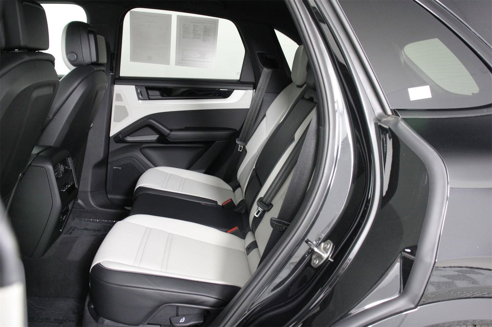 Used 2025 Porsche Cayenne S image 33