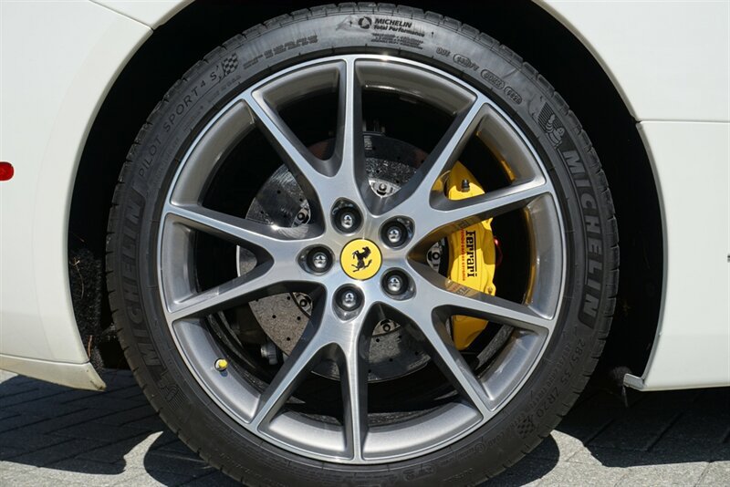 Used 2014 Ferrari California RWD image 28