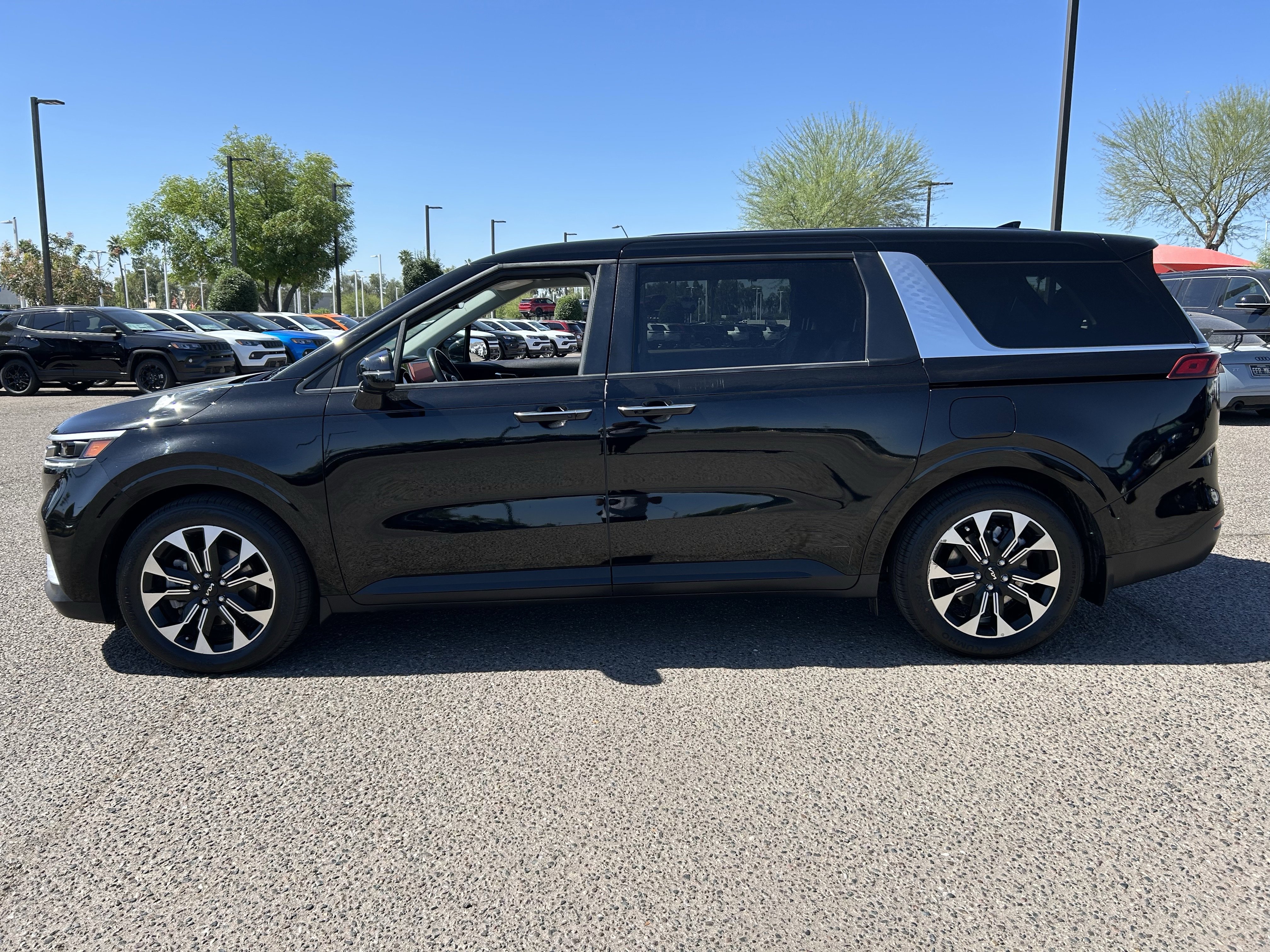 Used 2024 Kia Carnival EX image 3