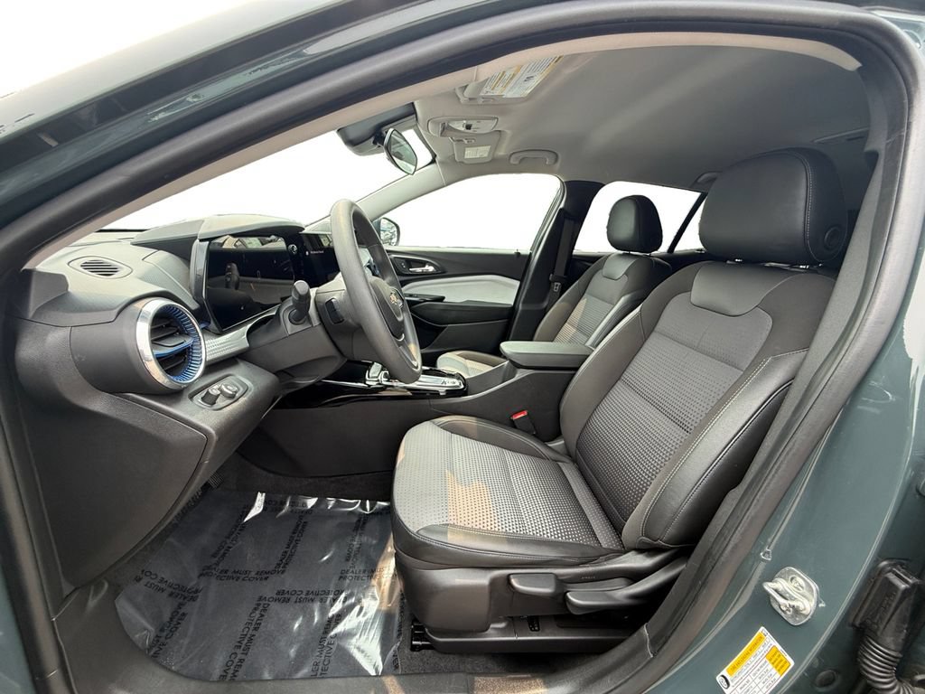 Used 2025 Chevrolet Trax LT FWD image 9