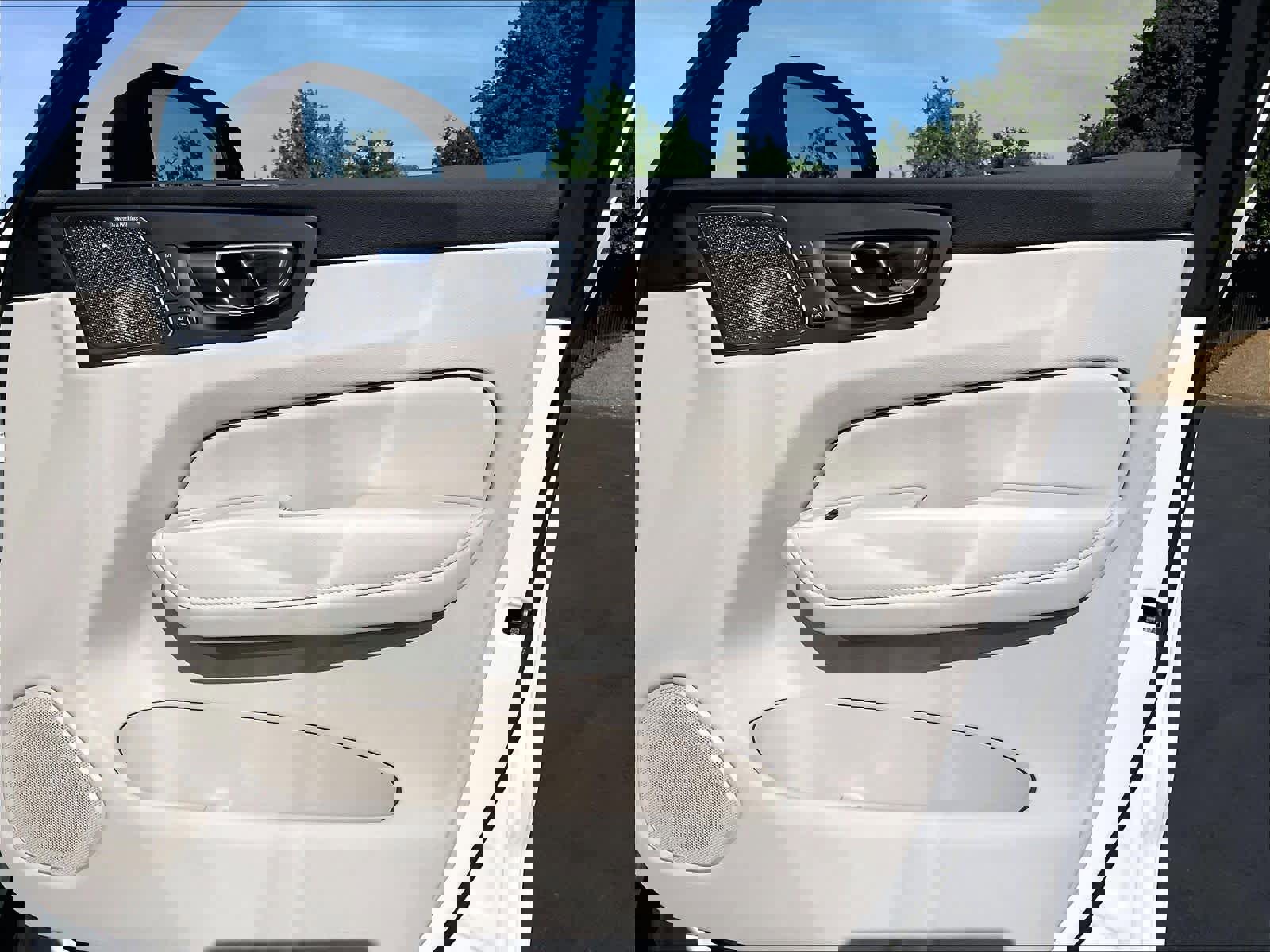 New 2026 Volvo XC60 T8 Ultra w/ Climate Package image 30