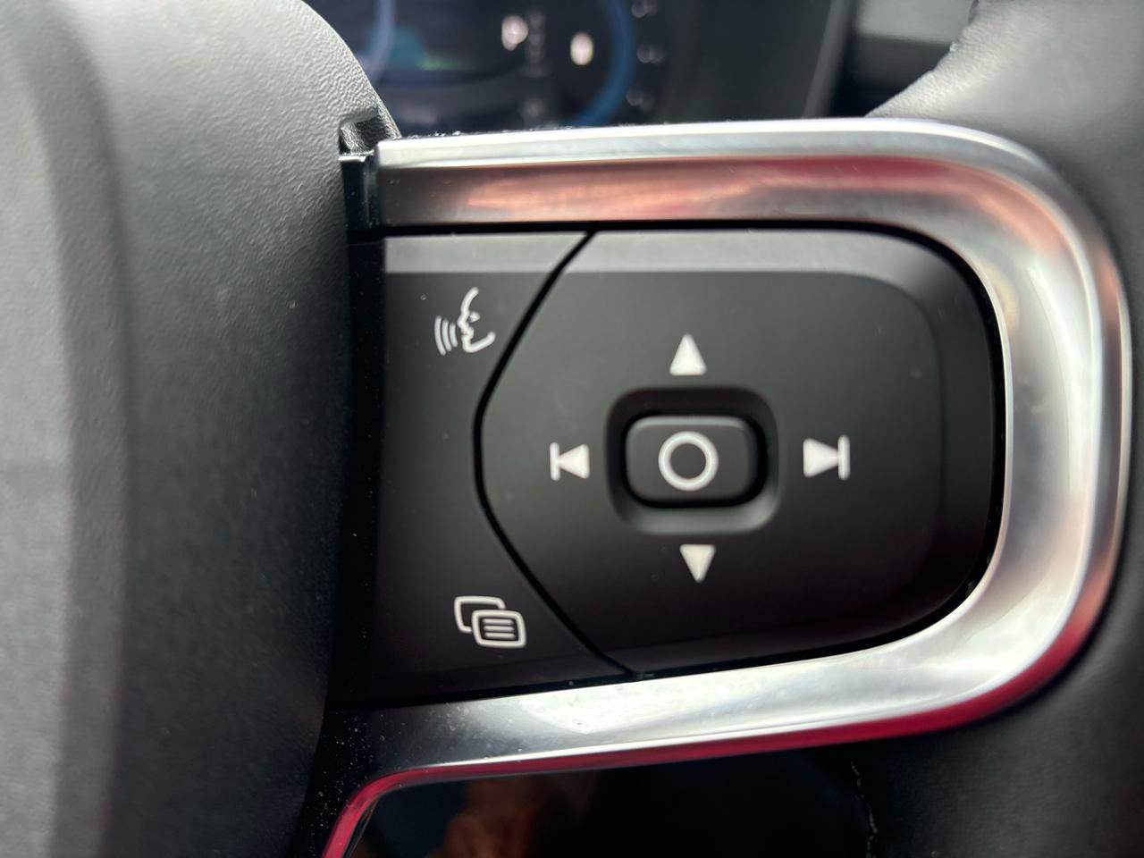 Used 2025 Volvo XC40 B5 Core image 12