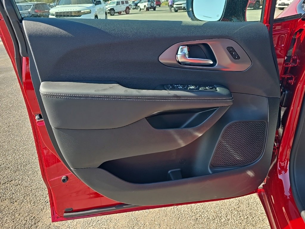 New 2026 Chrysler Pacifica Select image 12