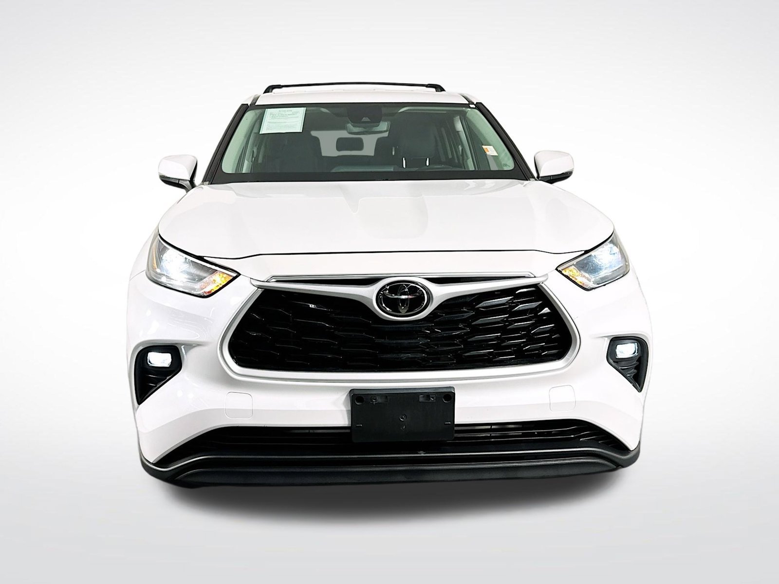 Used 2022 Toyota Highlander LE FWD image 2