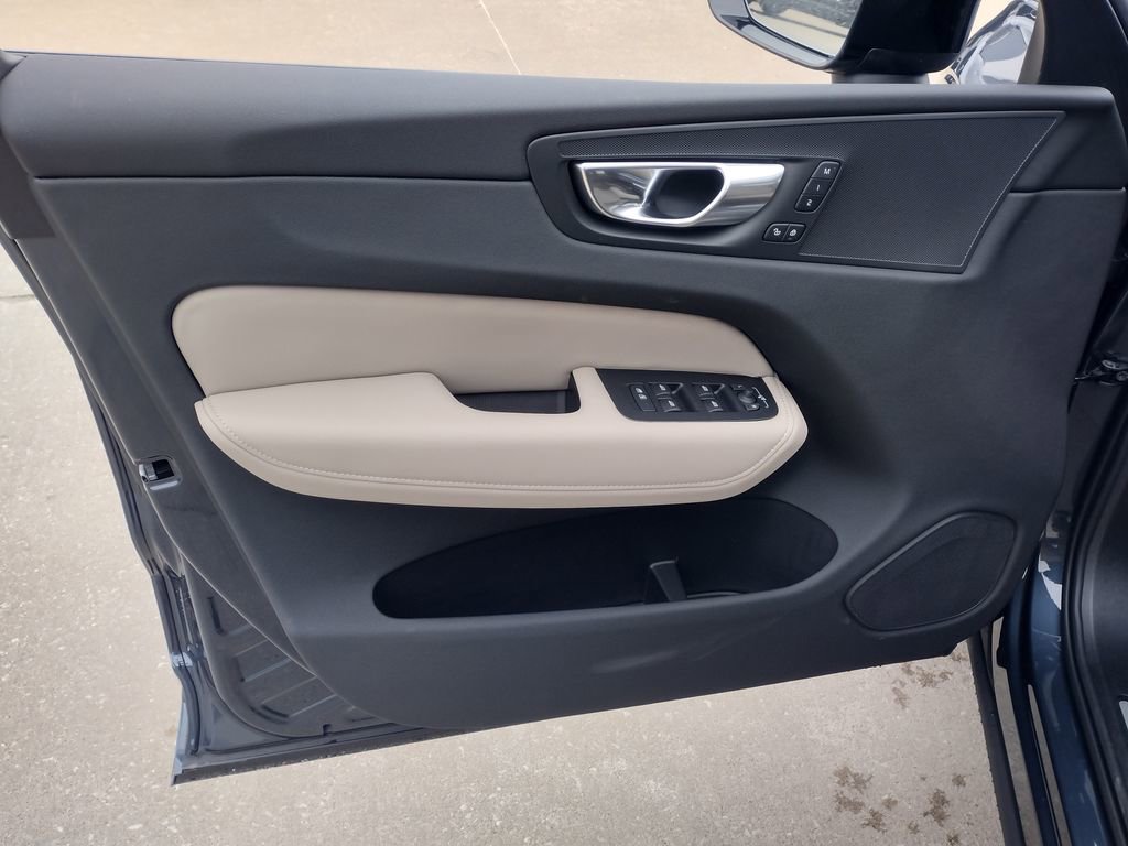 New 2026 Volvo XC60 B5 Plus w/ Climate Package image 9