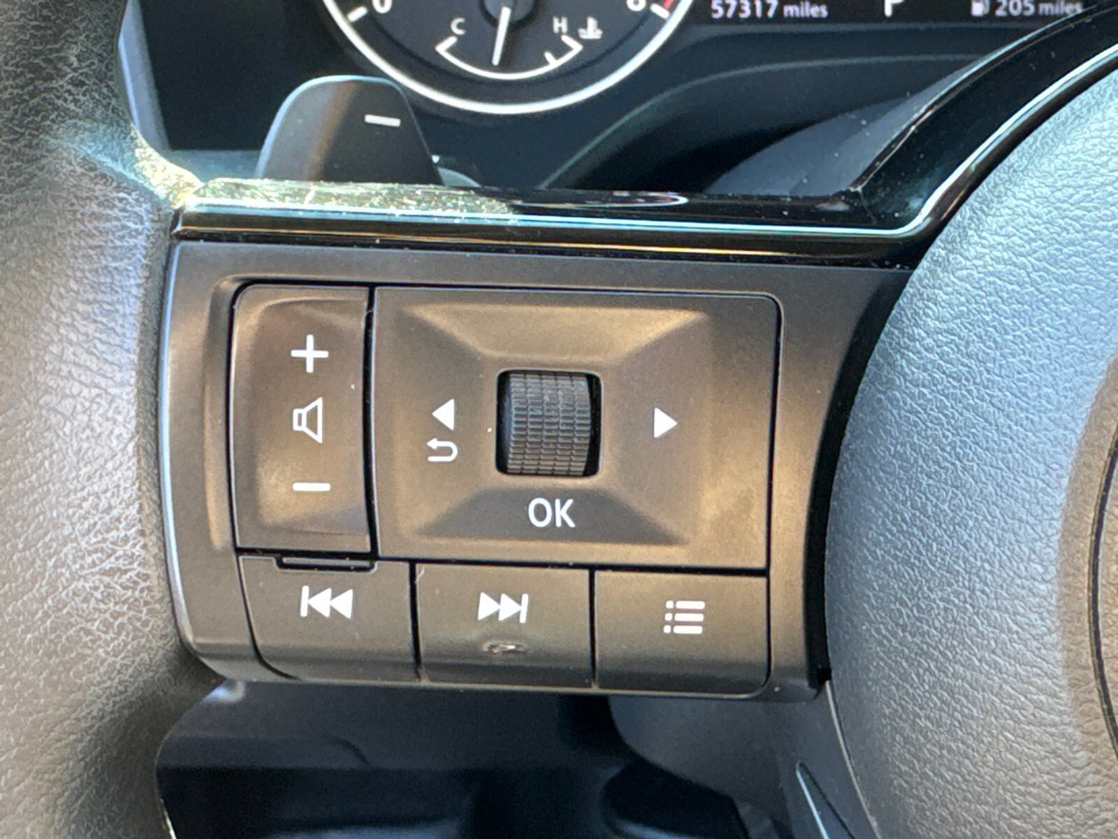 Used 2022 Nissan Rogue SV FWD image 32